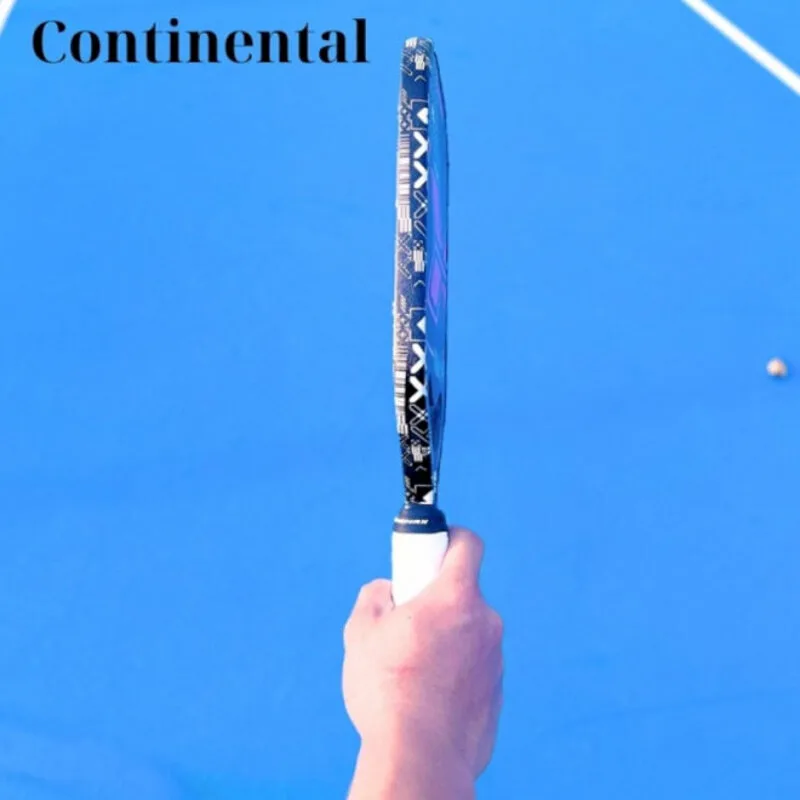 Kiểu cầm Continental giúp xử lý forehand, backhand, volley và dink mà không cần xoay cán vợt quá nhiều.