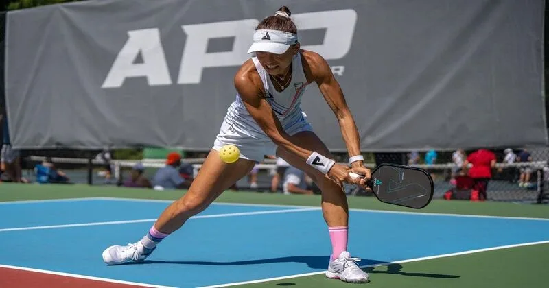 Cầm vợt hai tay giúp tăng độ ổn định và sức mạnh cho cú backhand, đặc biệt khi đánh từ cuối sân.