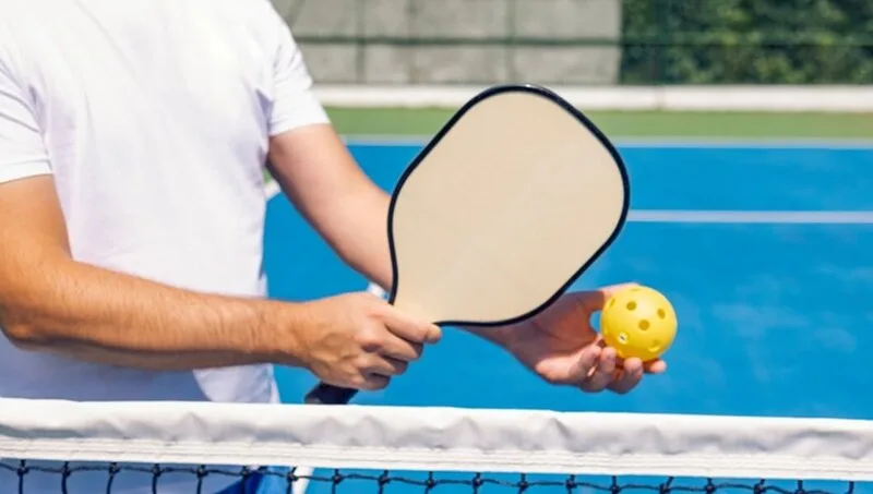 Cách cầm vợt Pickleball phù hợp giúp ổn định mặt vợt, kiểm soát bóng và chuyển đổi nhanh giữa thuận tay với trái tay.
