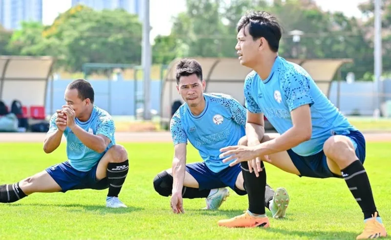 Khởi động kỹ, tăng cường độ từ từ và dừng tập khi có đau nhói giúp hạn chế quá tải vùng háng, đùi, gối và cổ chân