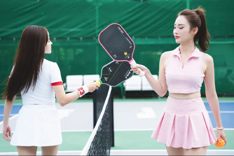 Pickleball thu hút nhiều người nhờ luật cơ bản dễ học, tính giao lưu cao và khả năng phù hợp với nhiều nhóm tuổi, trình độ