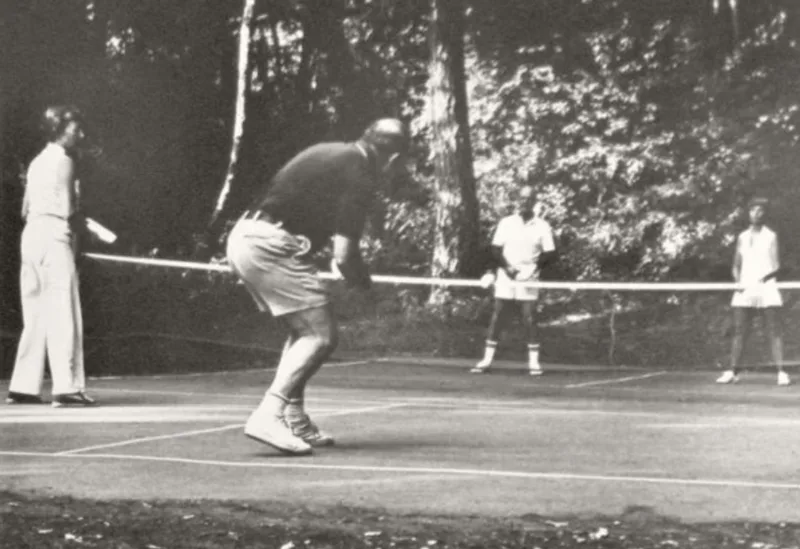 Pickleball ra đời trên đảo Bainbridge, bang Washington vào năm 1965 và ban đầu được tạo ra như một trò chơi giải trí gia đình