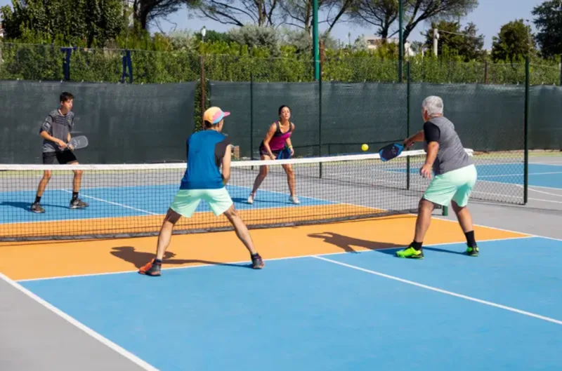 Pickleball có thể hiểu là môn thể thao dùng vợt đặc và bóng nhựa đục lỗ, chơi trên sân nhỏ có lưới.