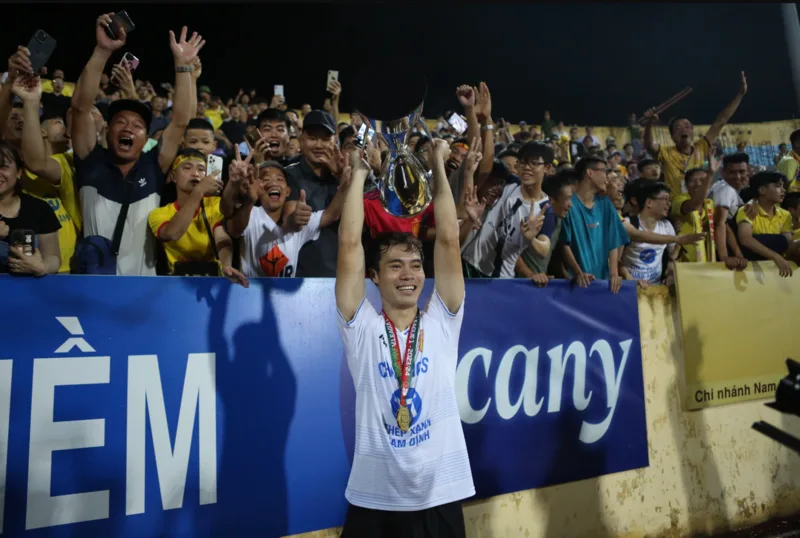 Văn Toàn giành những chức vô địch V.League đầu tiên trong sự nghiệp cùng Thép Xanh Nam Định