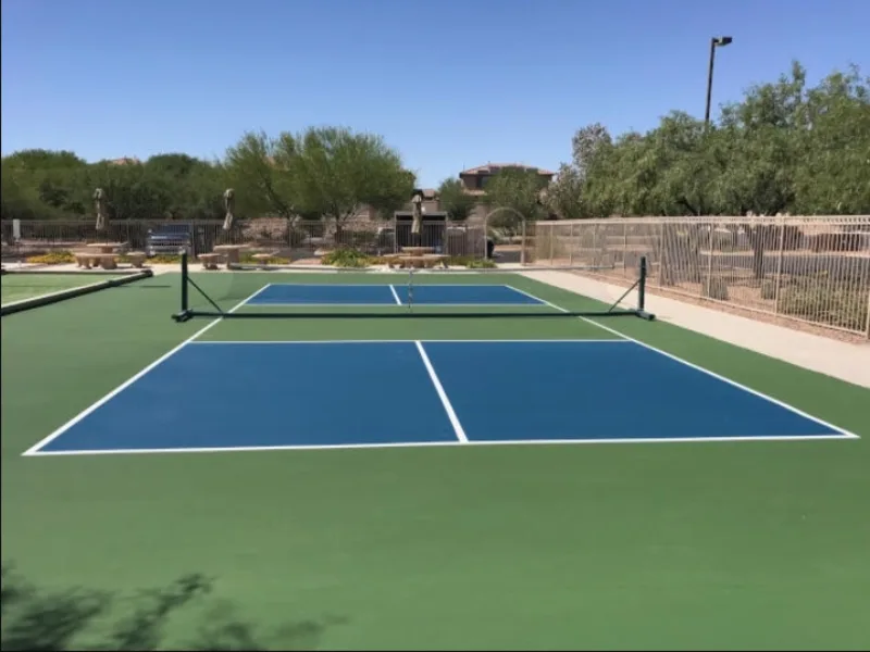 Một sân pickleball hoàn chỉnh gồm đường cuối sân, đường biên dọc, vạch cấm vô-lê và đường trung tâm.