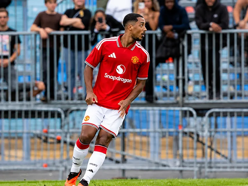 Tuyến giữa Đội hình MU hiện tại được bổ sung Andrey Santos và Youri Tielemans bên cạnh Bruno Fernandes, Mainoo và Ugarte