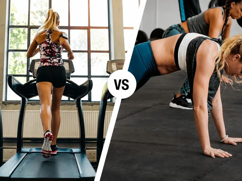 Cardio ổn định duy trì tốc độ đều, còn HIIT xen kẽ vận động mạnh với thời gian phục hồi