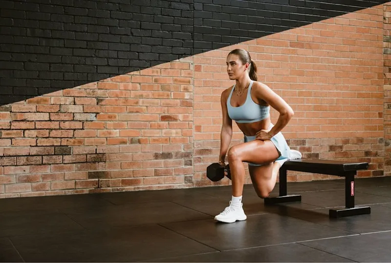 Động tác Bulgarian split squat hỗ trợ kích thích cơ mông và nhận biết sự chênh lệch cơ thể.