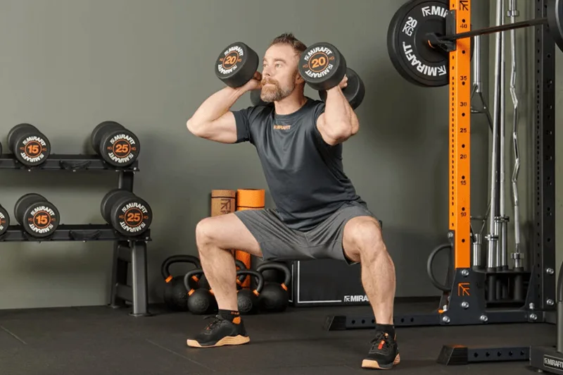 Biến thể Sumo squat với tạ đơn giúp tập trung tác động vào nhóm cơ khép đùi trong.