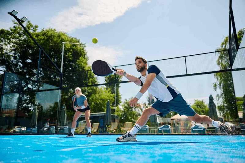 Vận động viên tập trung thực hiện cú đánh bóng uy lực và chính xác trong sân đấu pickleball.